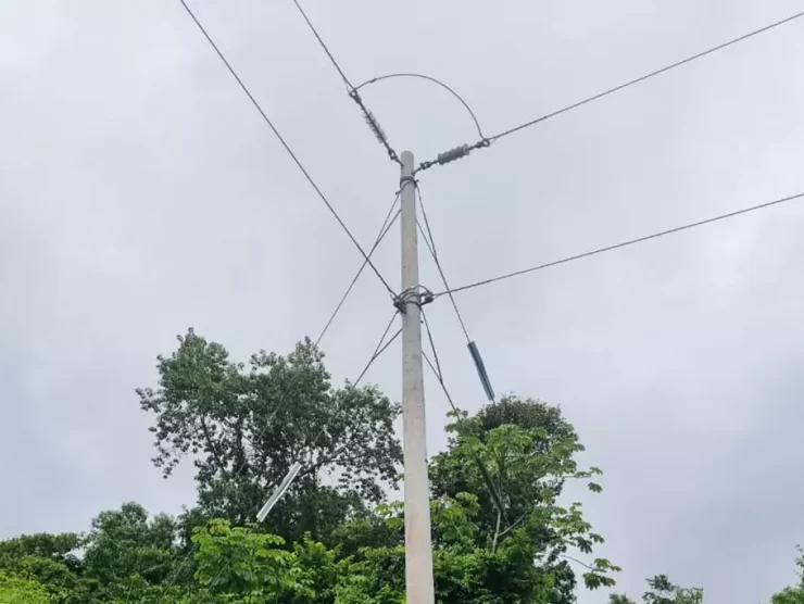 Instalación de líneas eléctricas en Portalón de Puntarenas