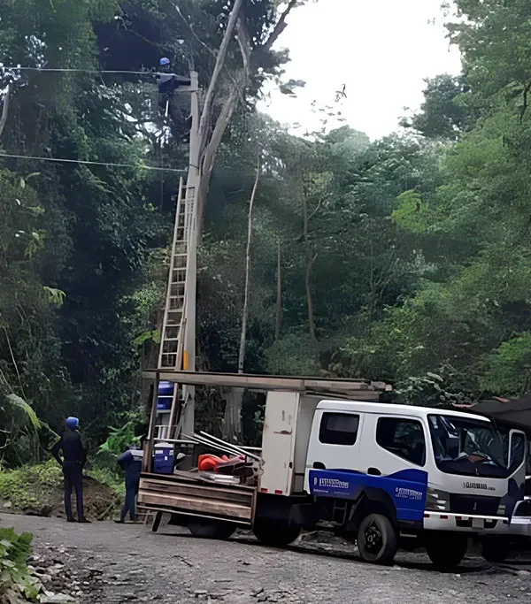 Instalación de Postes y Transformador en Bahía Uvita