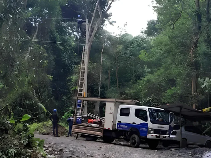 Instalación de Postes y Transformador en Bahía Uvita