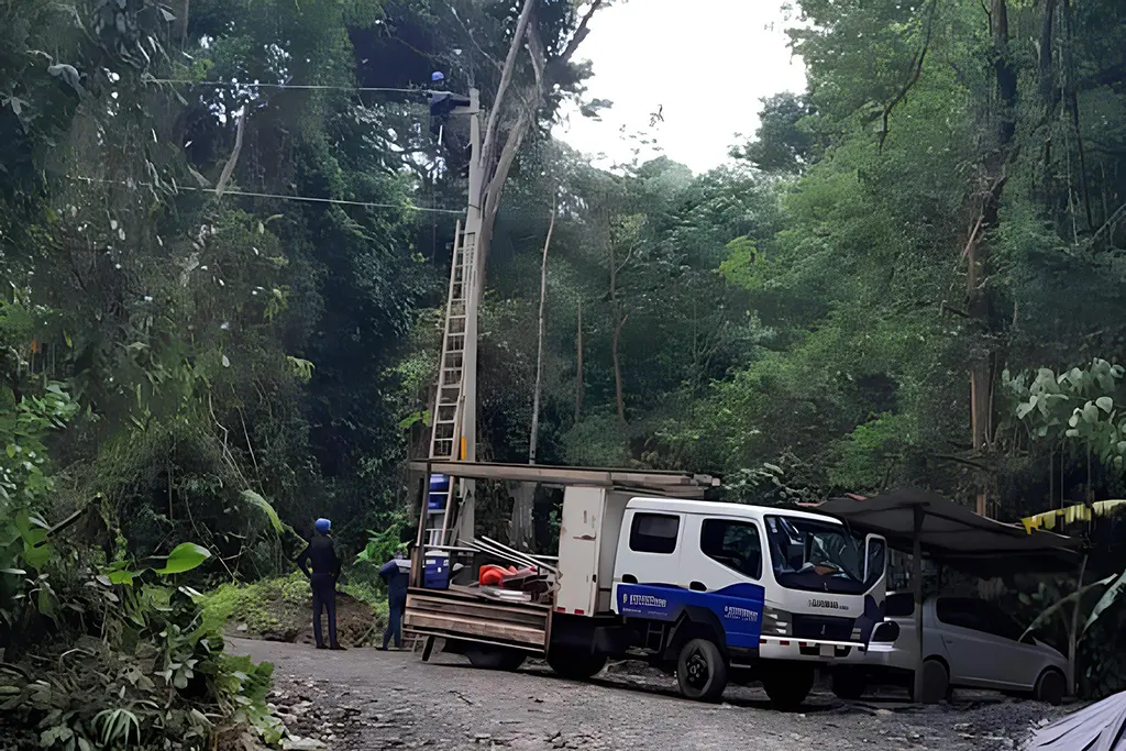 Instalación de Postes y Transformador en Bahía Uvita